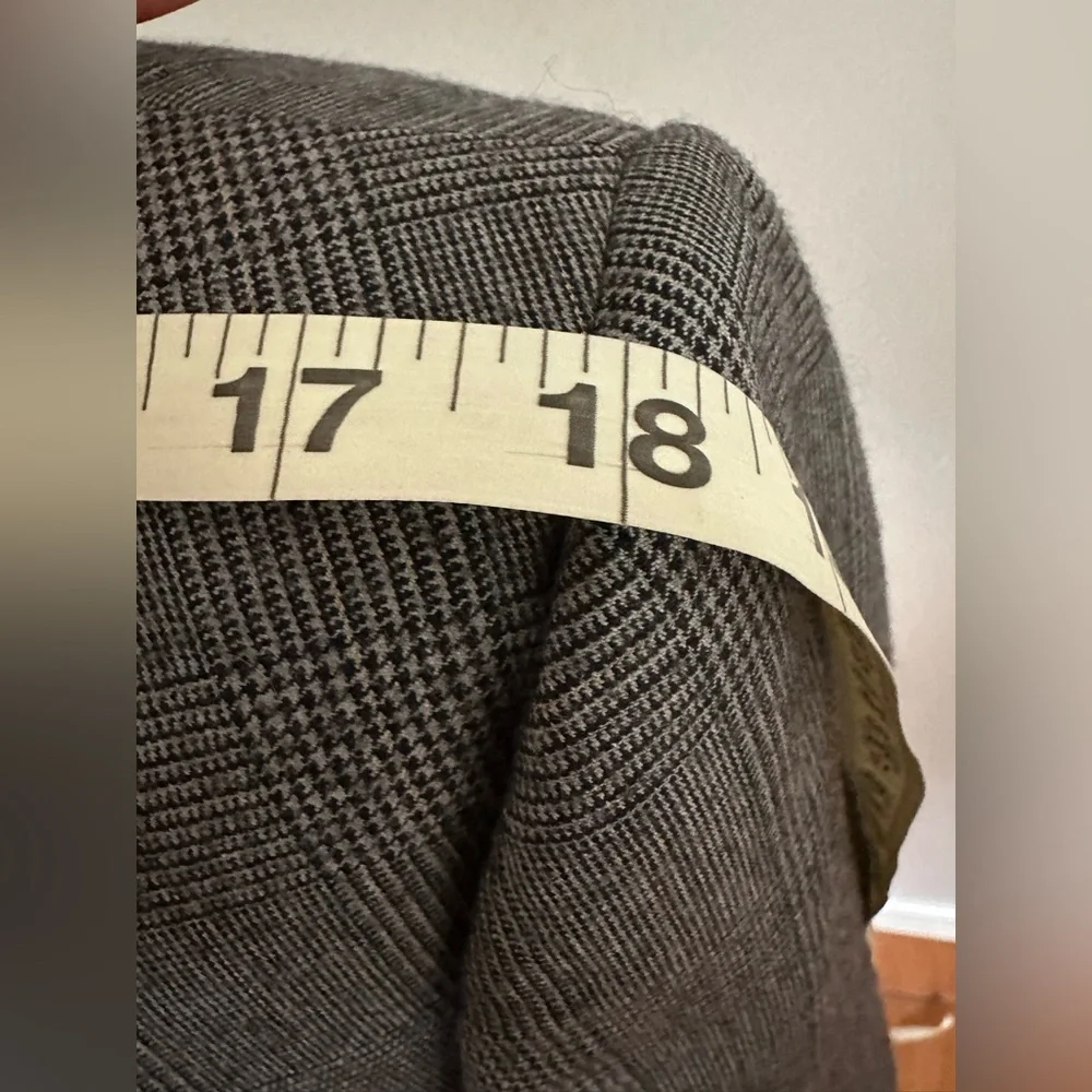 Gray Sport‎ Coat with Notch Lapel and Structured Shoulders